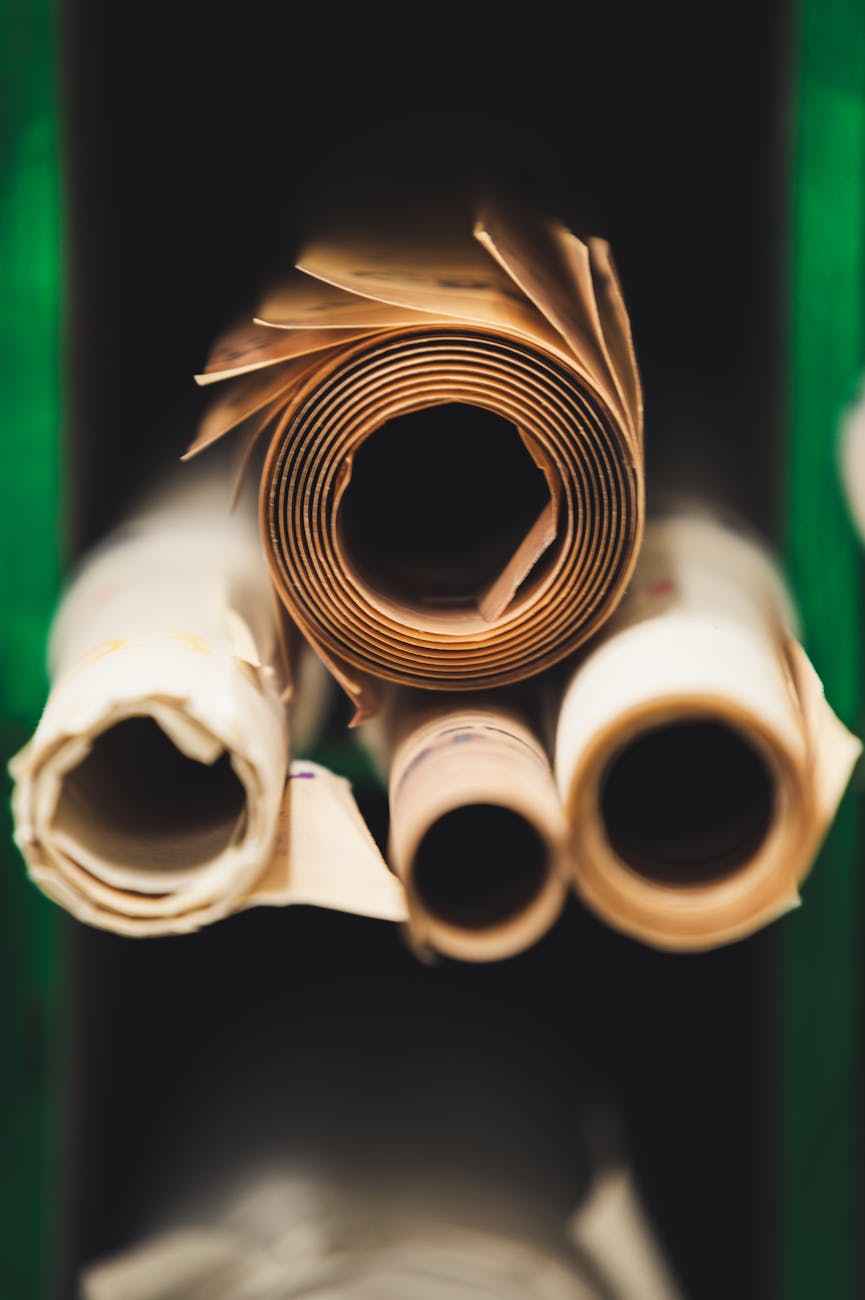 Rouleaux de papier parchemin empilés sur des étagères