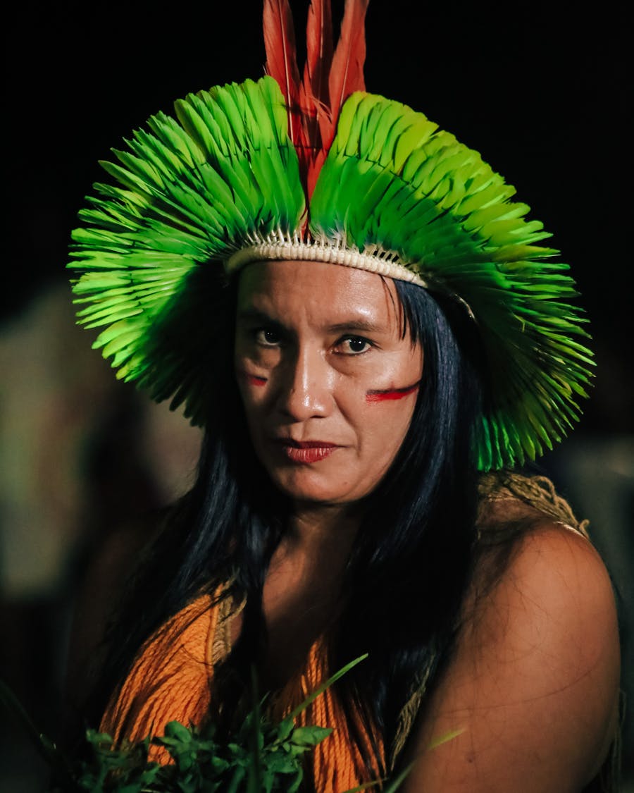 Personne en tenue traditionnelle amazonienne