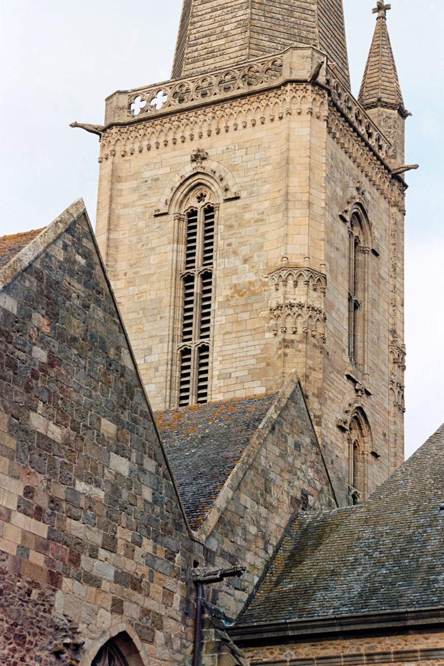 Clocher d'une église normande en pierre