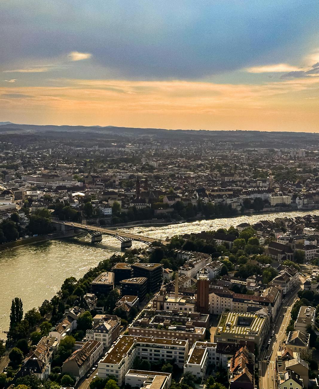 Vue aérienne de Bâle au coucher du soleil sur le Rhin