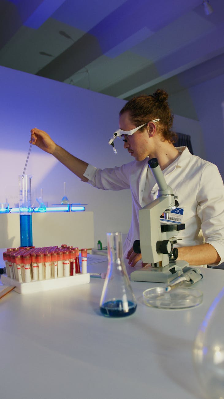 Scientifique tenant une pipette en laboratoire