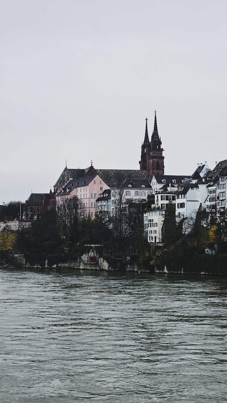 Cathédrale de Bâle vue depuis le Rhin