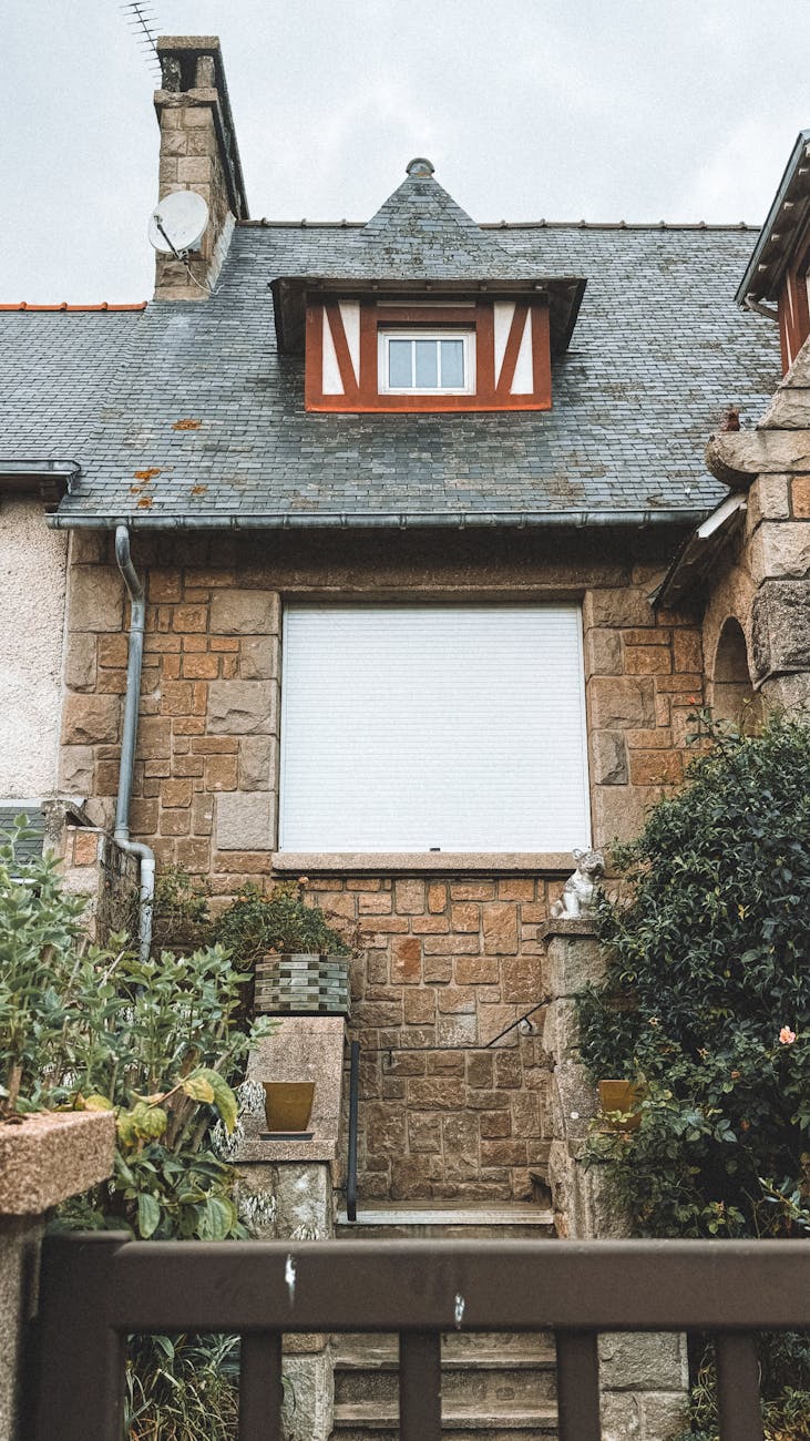 Façade en pierre d'une maison intra-muros à Saint-Malo
