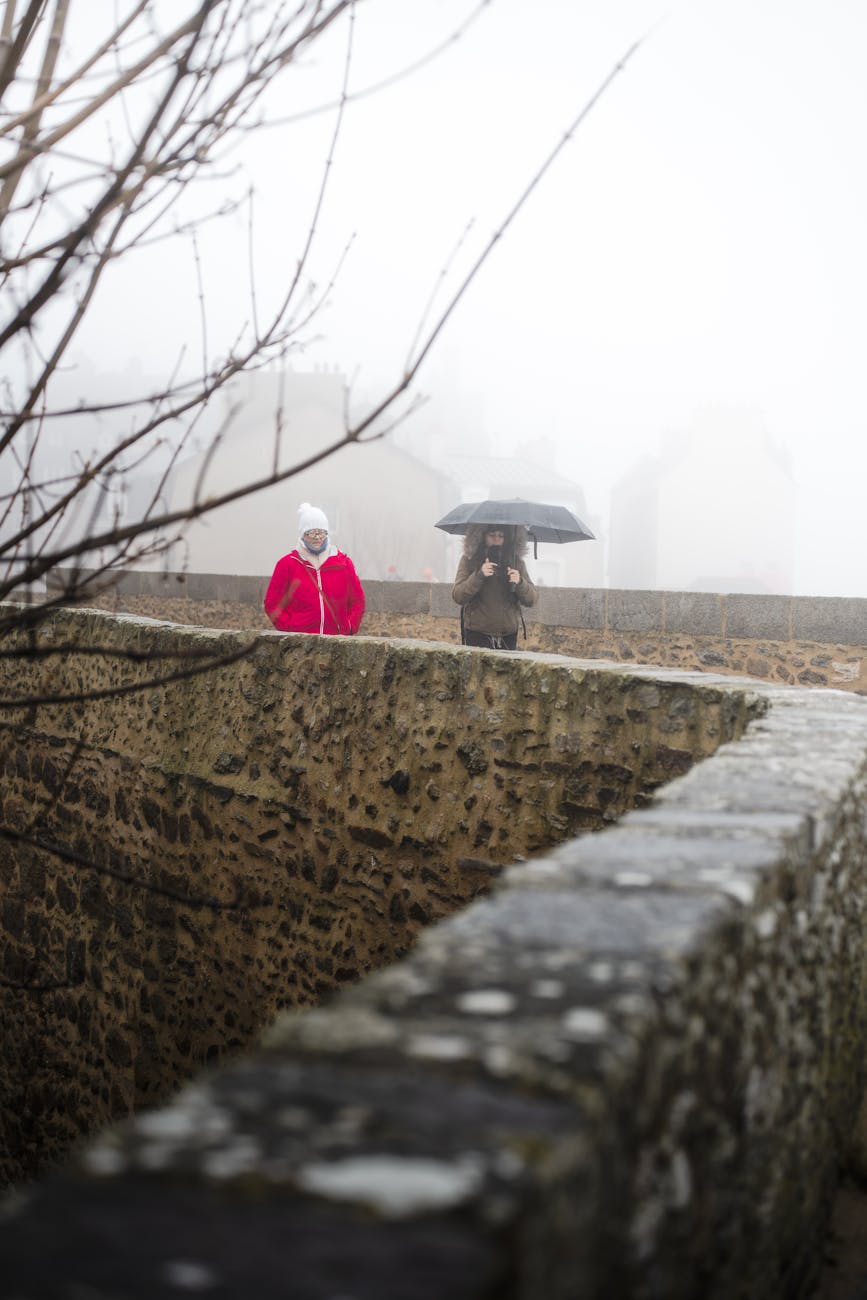 Promenade brumeuse sur les remparts de Saint-Malo