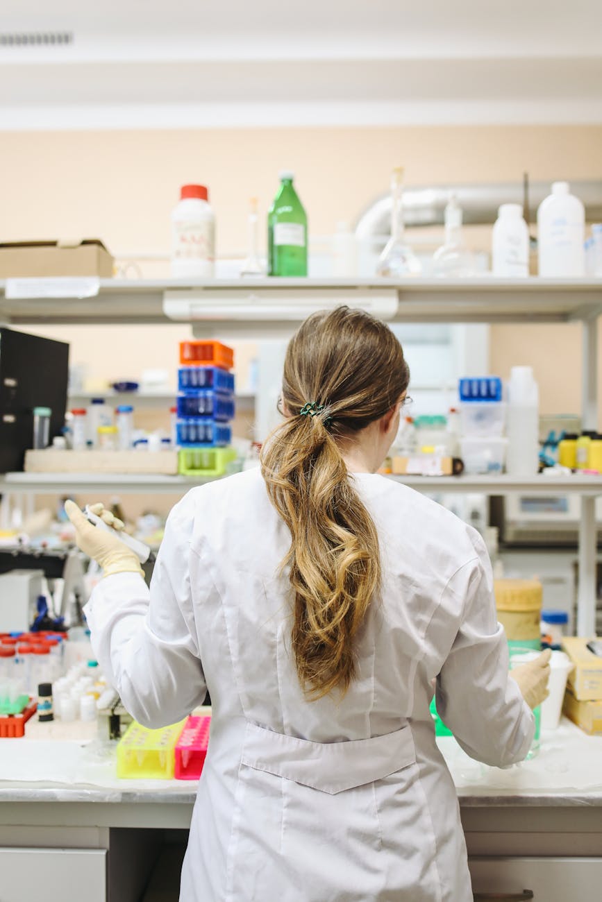 Chercheuse de dos travaillant dans un laboratoire moderne