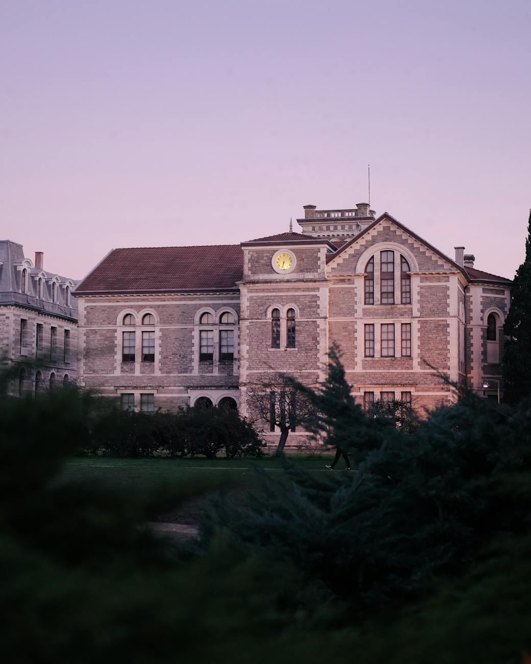 Bâtiment universitaire historique en début de soirée