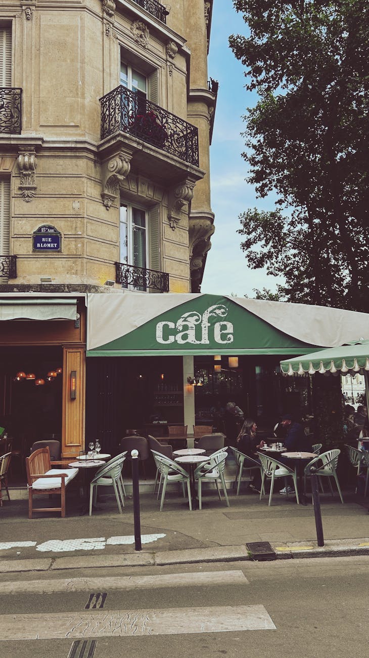 Café parisien classique avec terrasse