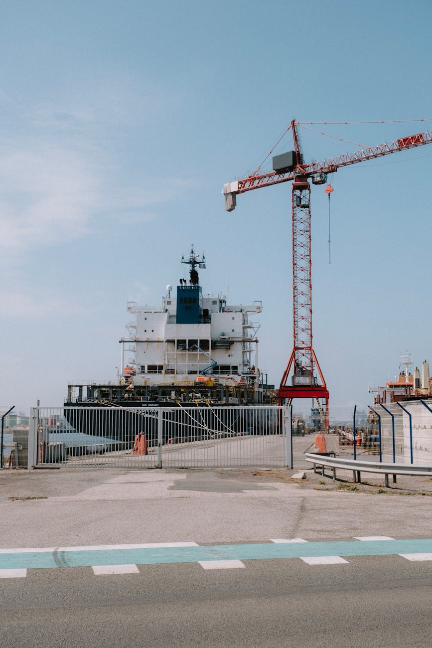 Grand cargo amarré dans un port industriel