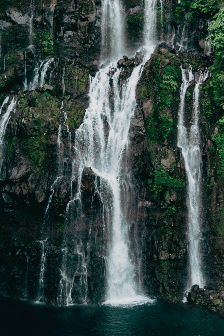 Cascade dans la forêt réunionnaise