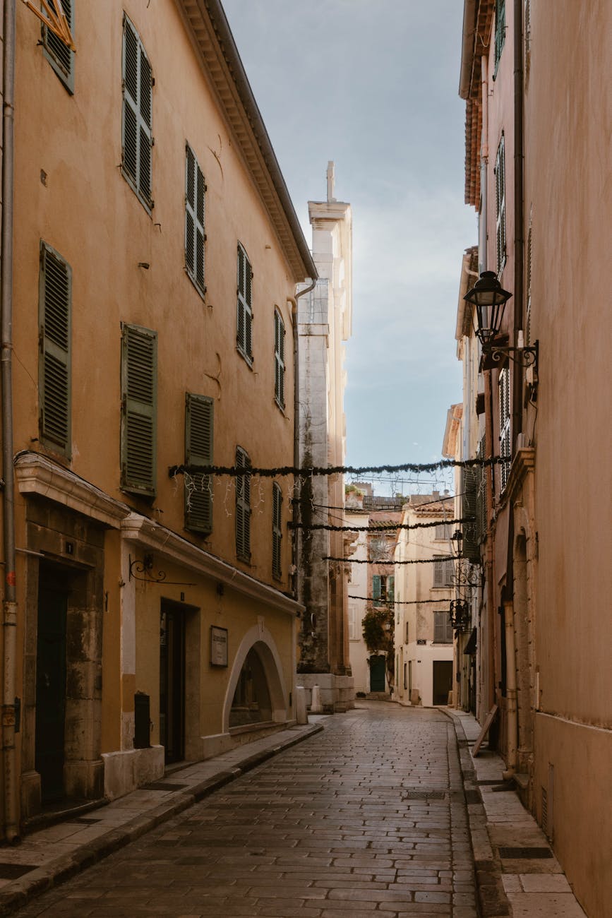 Ruelle étroite typique de Saint-Tropez avec architecture provençale