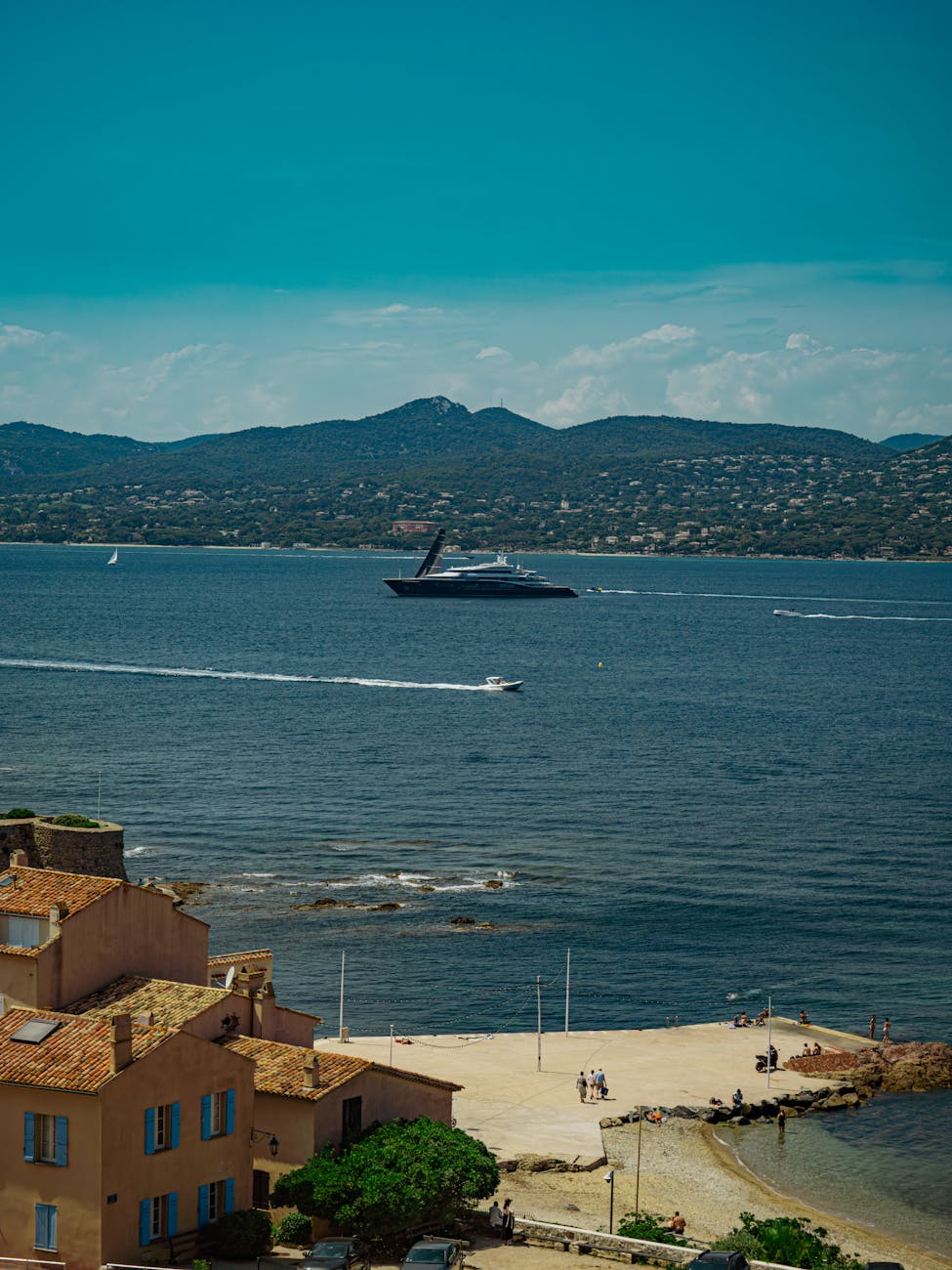 Vue sur la mer depuis Saint-Tropez avec yacht et skyline