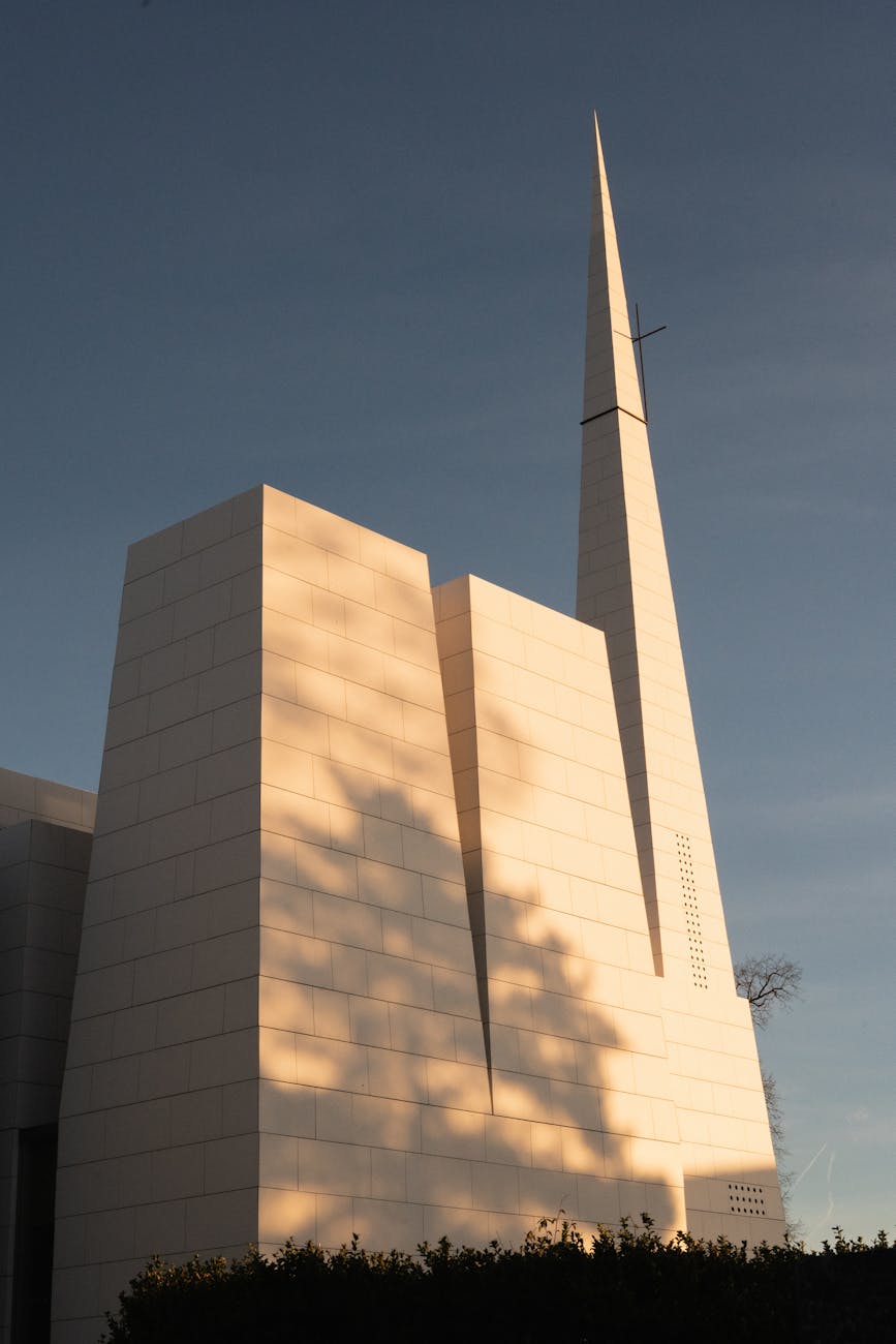 Église moderne avec haute flèche