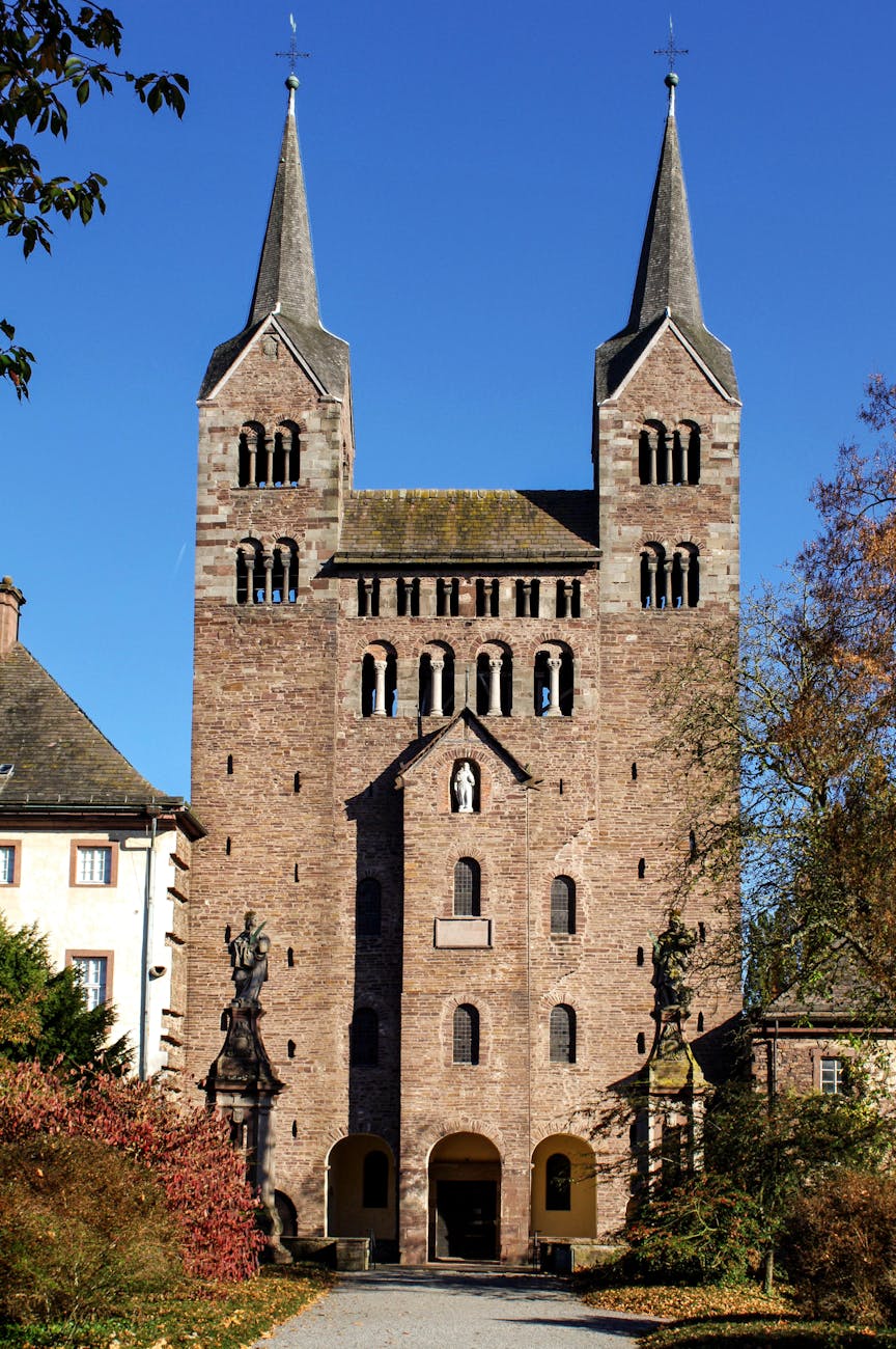 Façade romane d'une abbaye médiévale française avec voûtes de pierre
