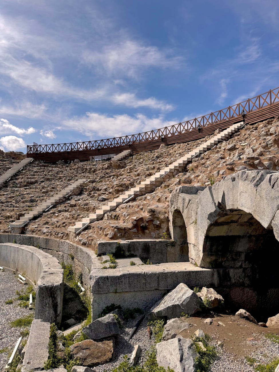Amphithéâtre romain antique avec gradins de pierre sous un ciel dégagé