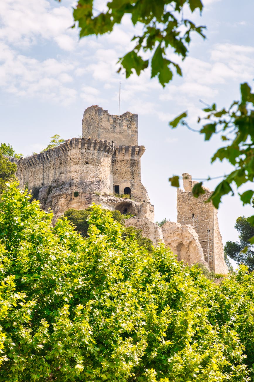 Ruines d'un château fort en pierre en Provence