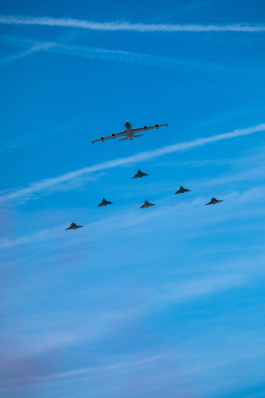 Avions de chasse en formation contre un ciel bleu