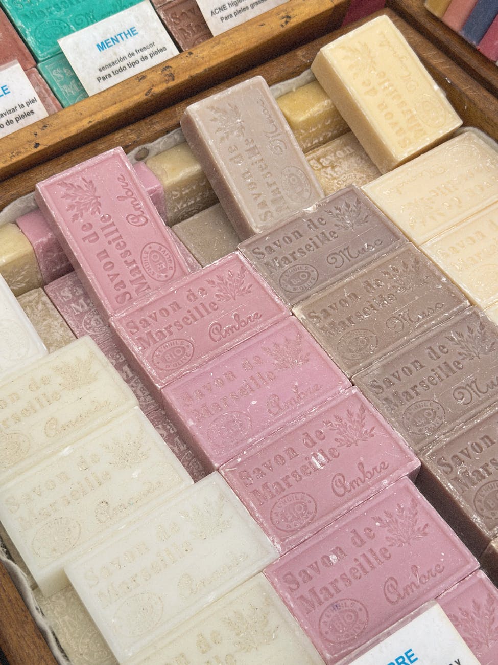 Assortiment coloré de savons de Marseille