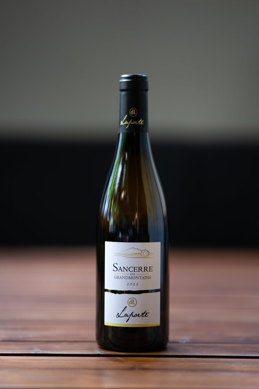 Bouteille de vin de Sancerre élégamment posée sur une table en bois rustique