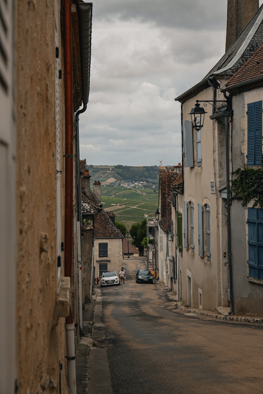 Rue charmante de Sancerre avec architecture classique et vue sur les vignobles