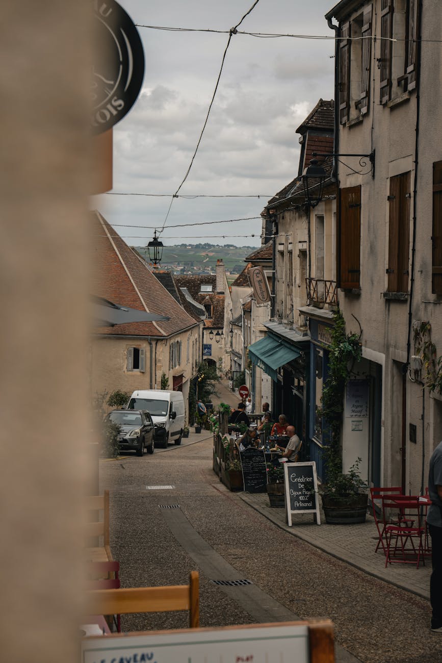 Rue charmante de Sancerre avec terrasse en plein air, ambiance village viticole français