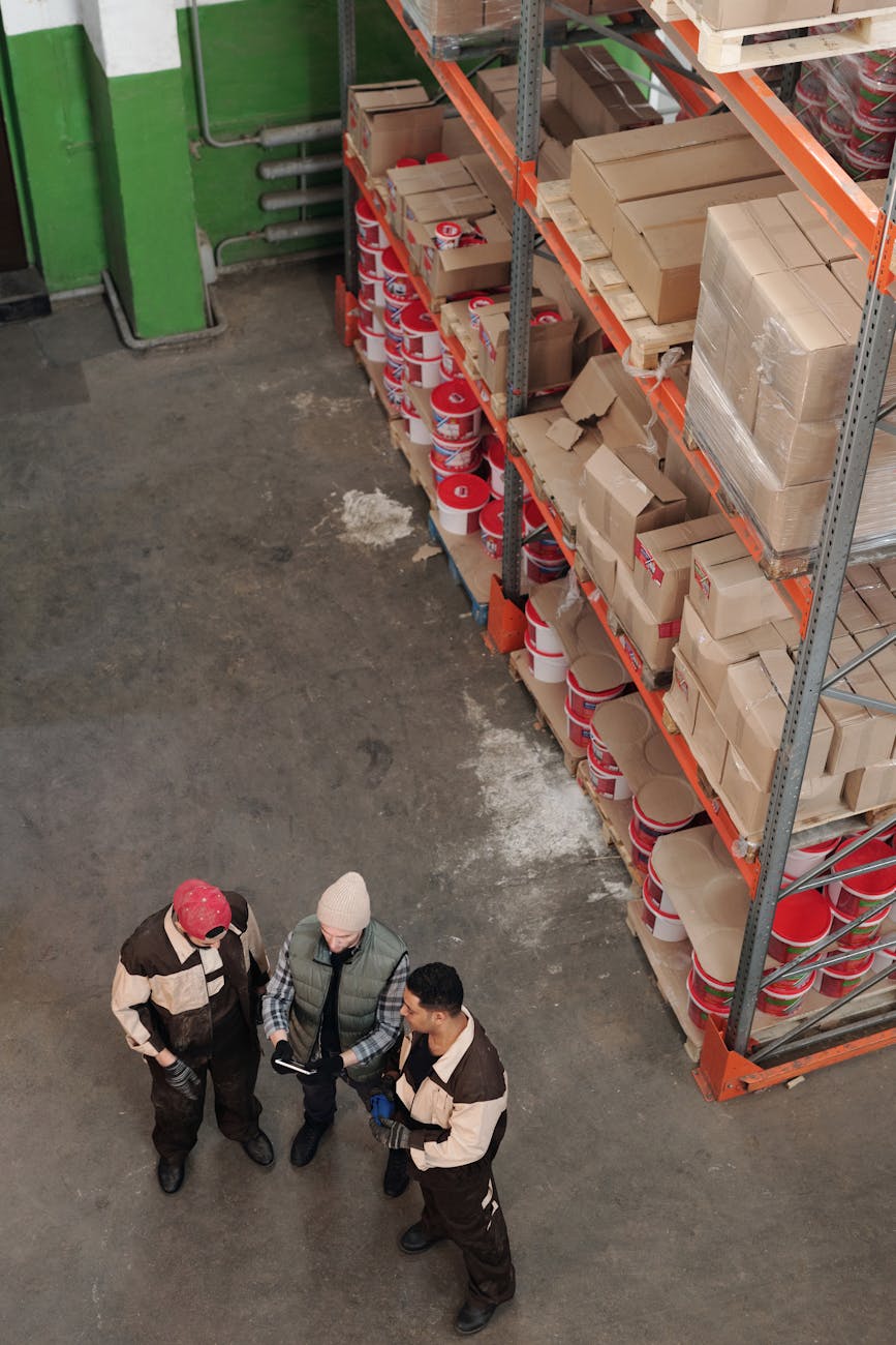 Équipe de logisticiens en réunion dans un entrepôt