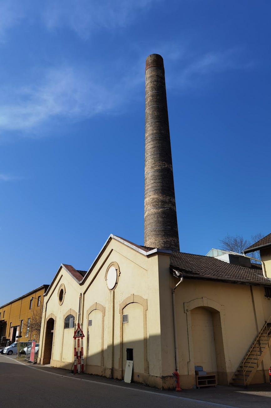 Cheminée industrielle en briques contre un ciel bleu