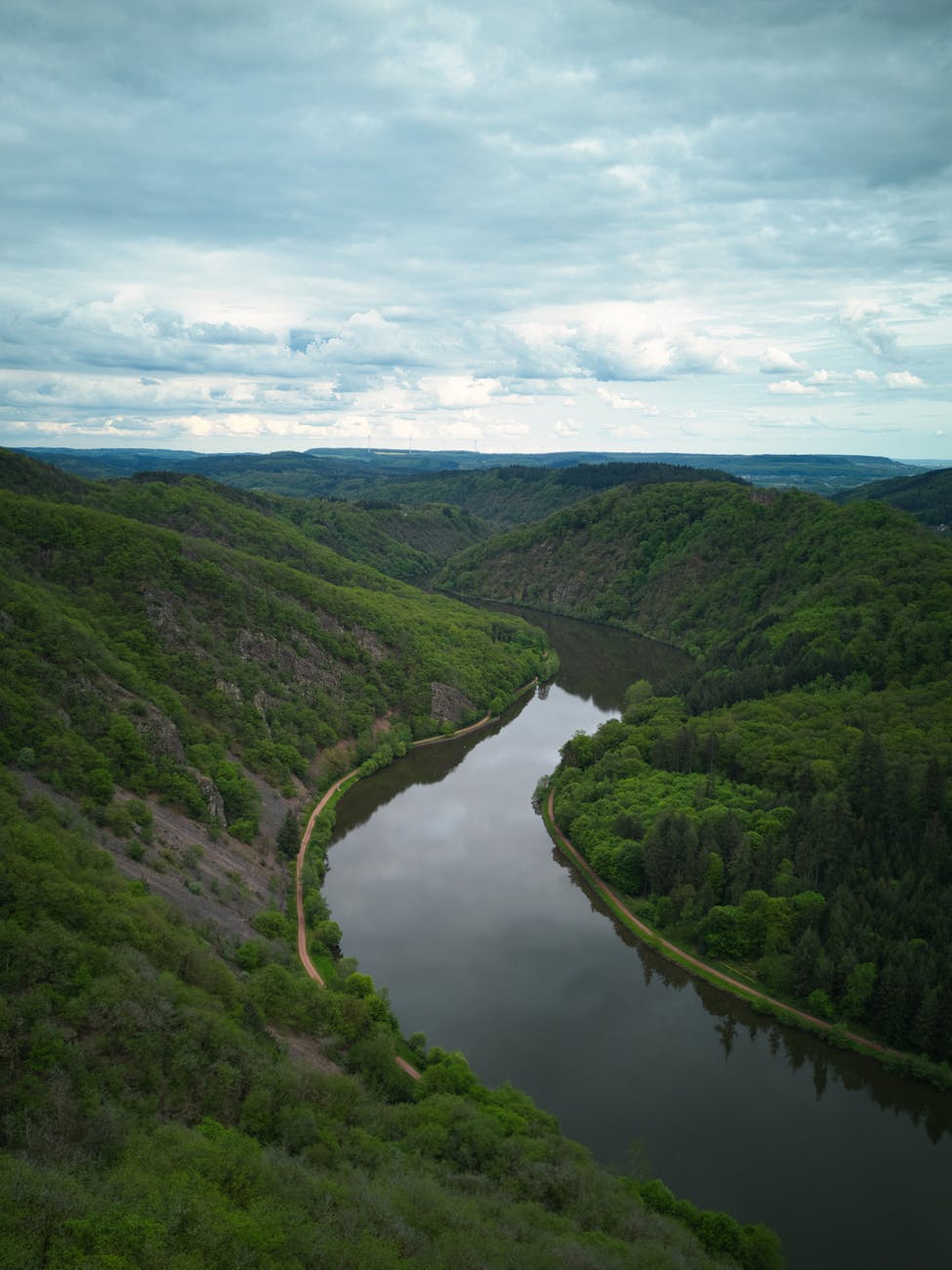 Vue aérienne de la Sarre serpentant entre des collines verdoyantes