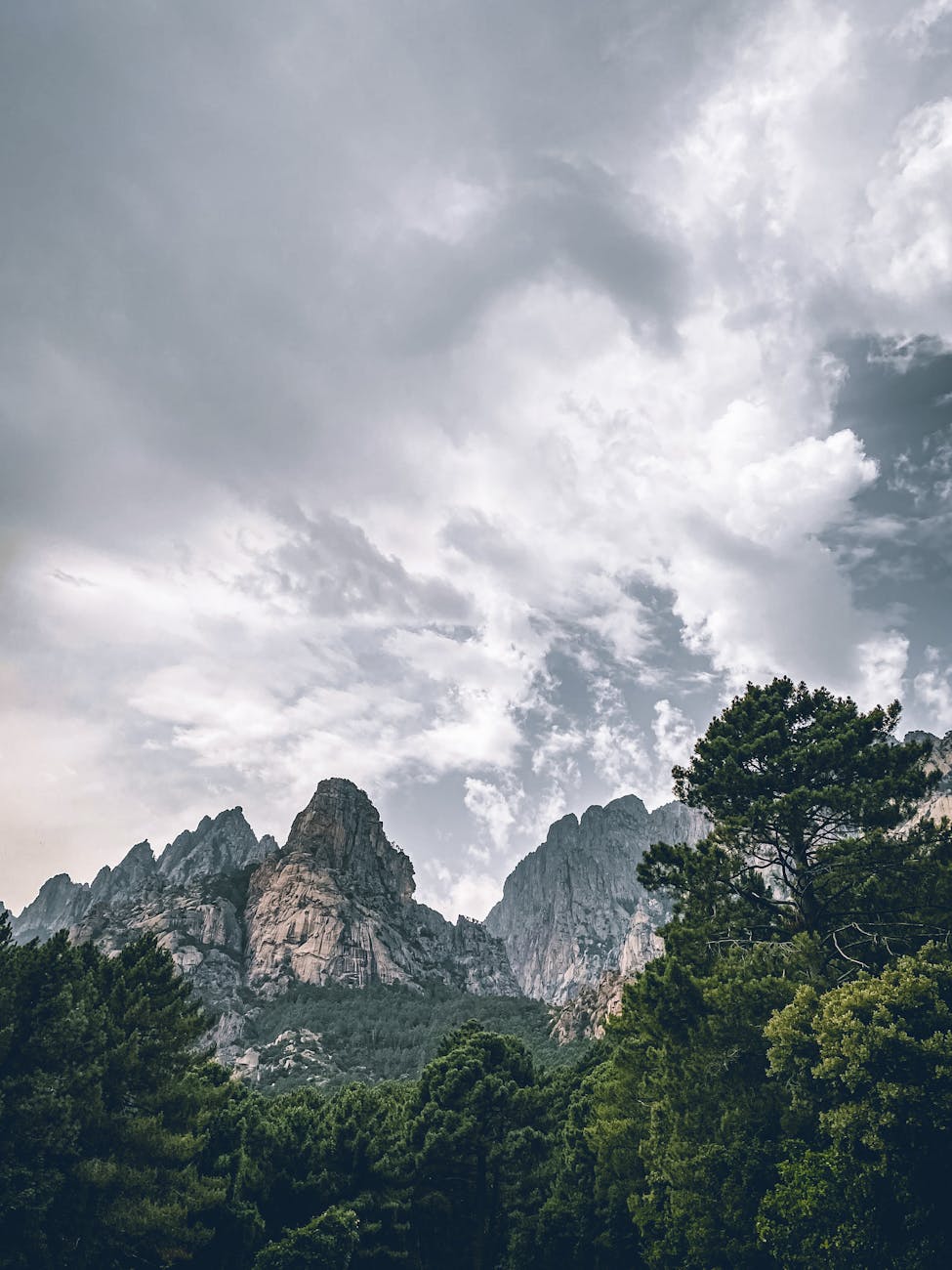 Nuages dramatiques au-dessus des montagnes rocheuses corses