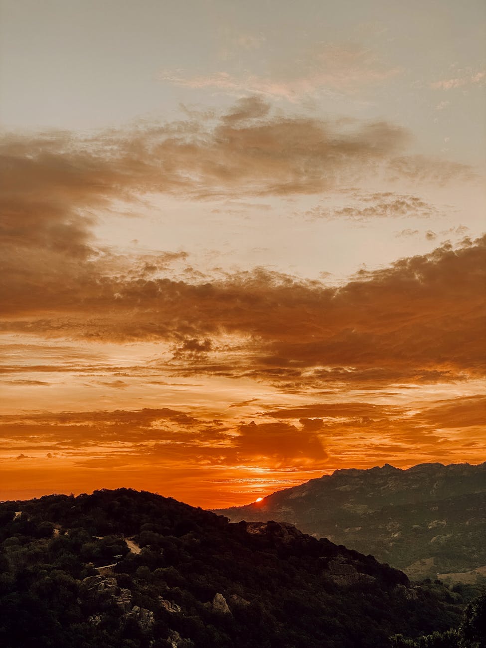 Coucher de soleil sur Sartène avec silhouette de montagnes en Corse