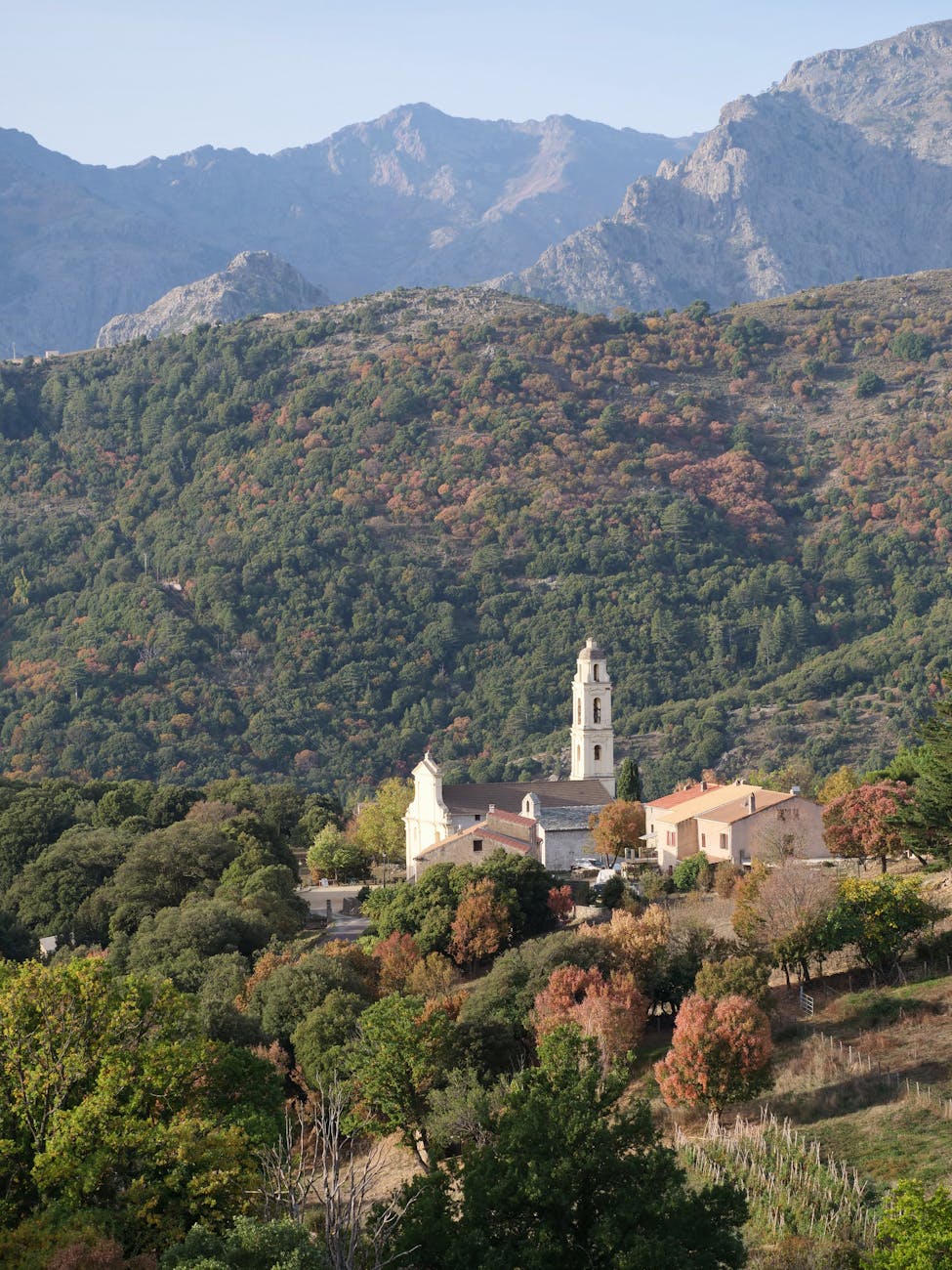 Village corse de pierre blanche perché en montagne