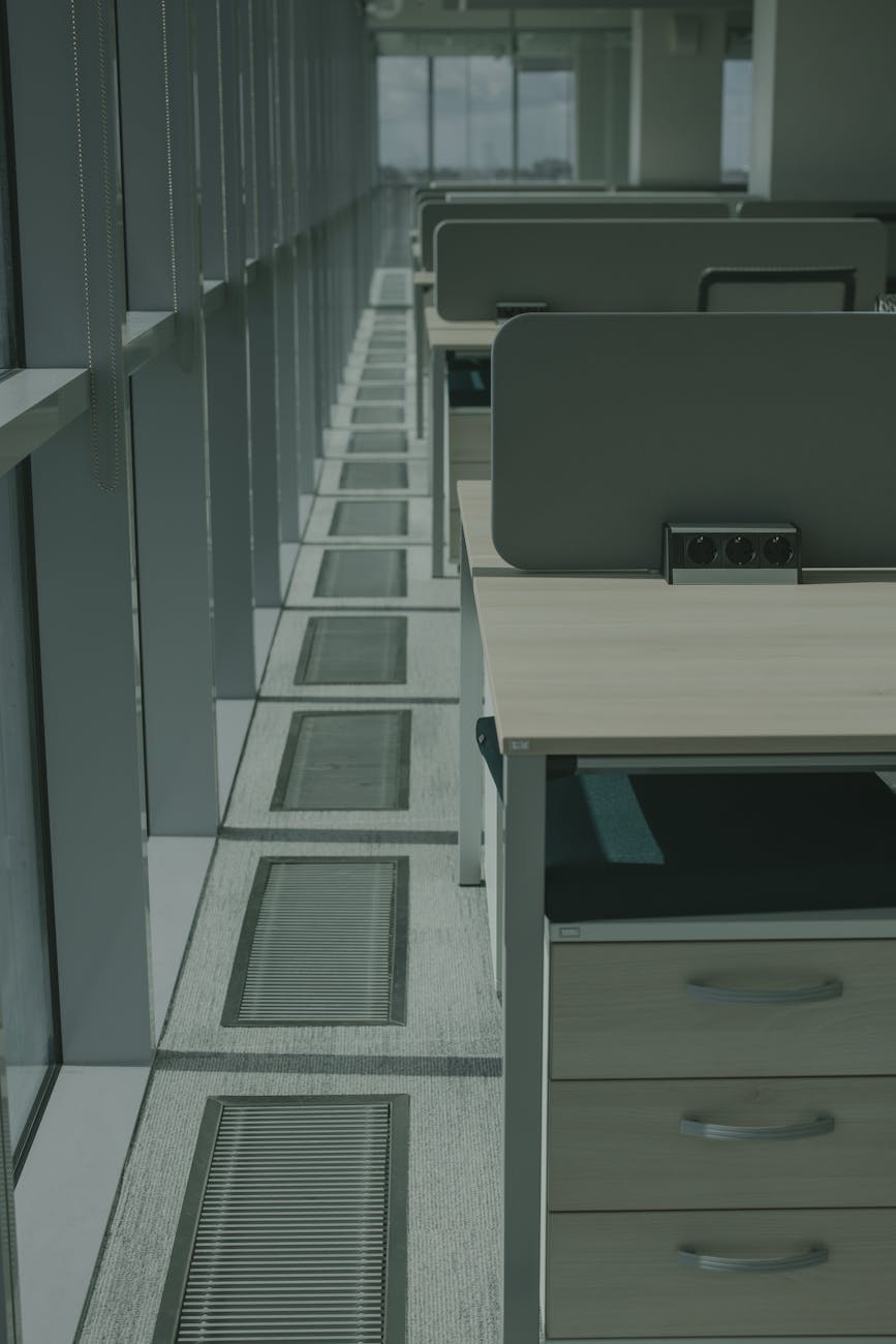 Open space lumineux avec mobilier de bureau moderne