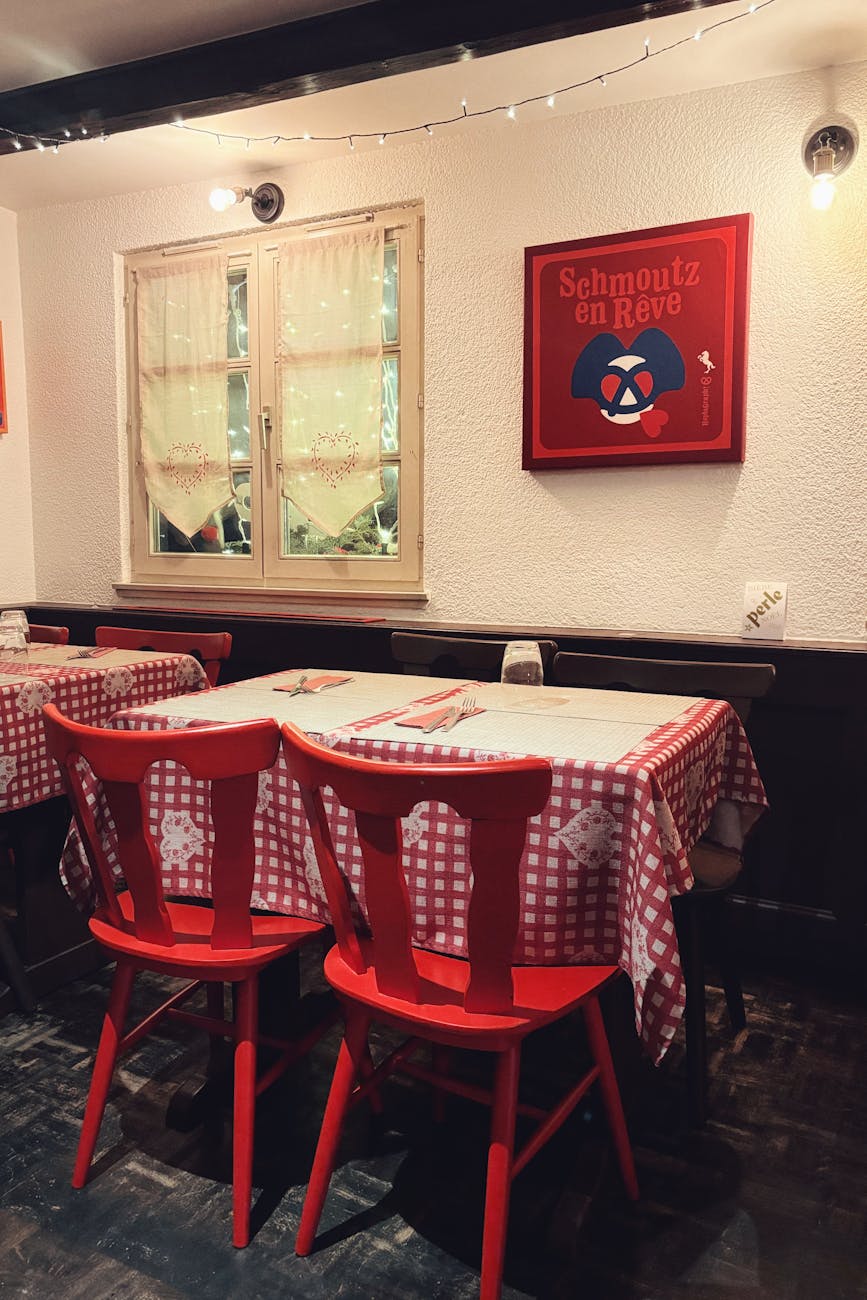 Bistrot à avec décor à carreaux rouges