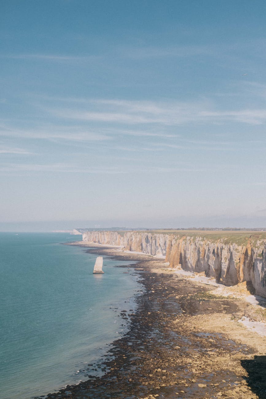Falaises et arche naturelle d'Étretat sur la côte d'Albâtre