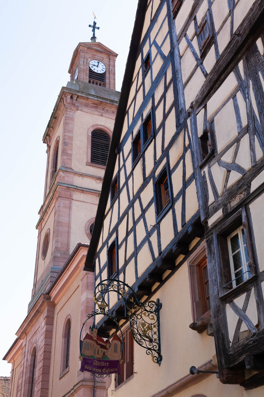 Architecture traditionnelle alsacienne avec tour