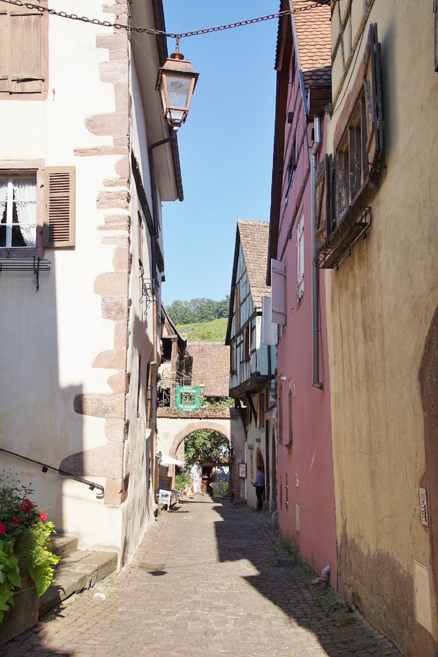 Ruelle pittoresque d'un village alsacien