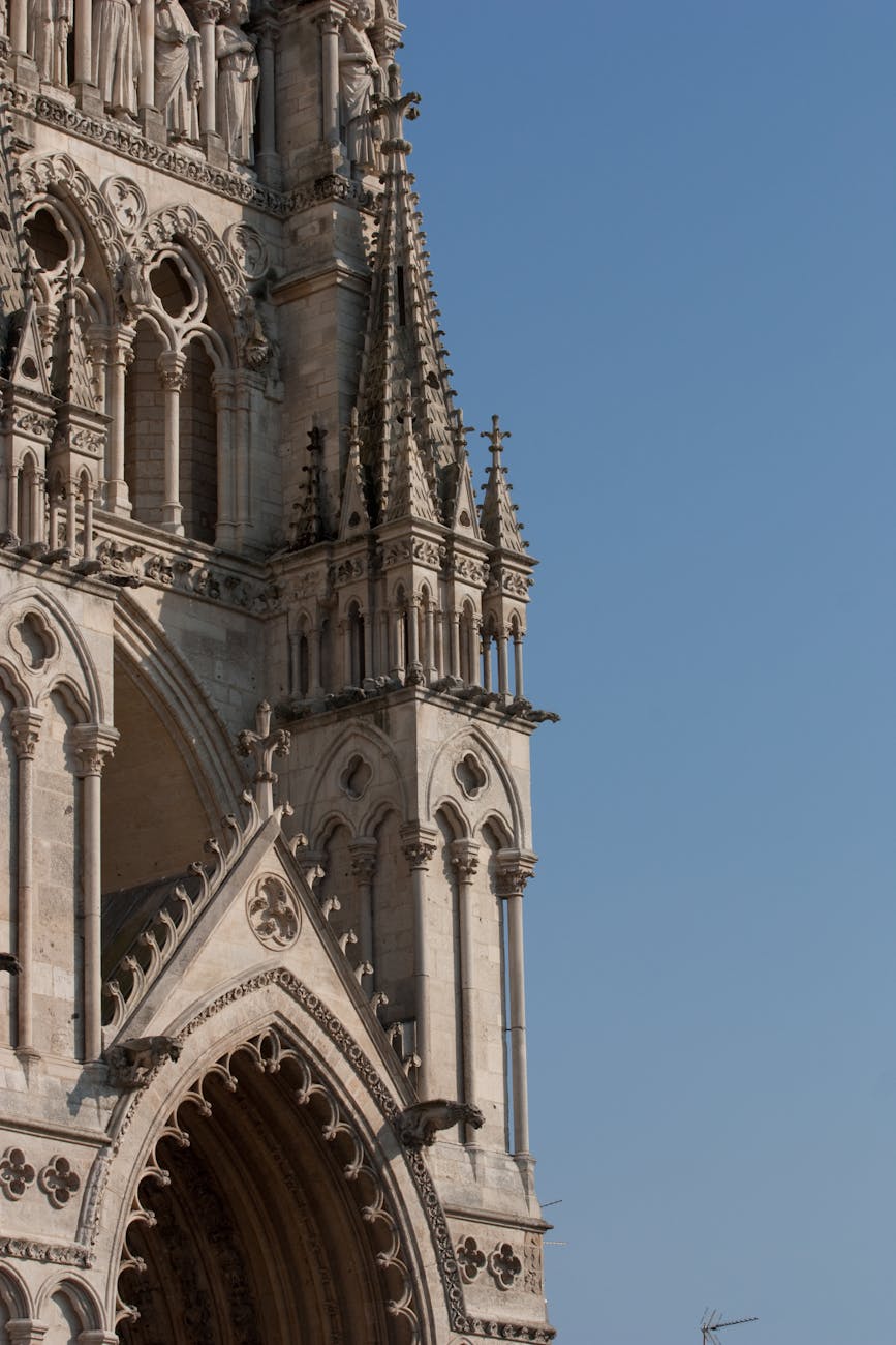 Façade gothique d'une cathédrale française