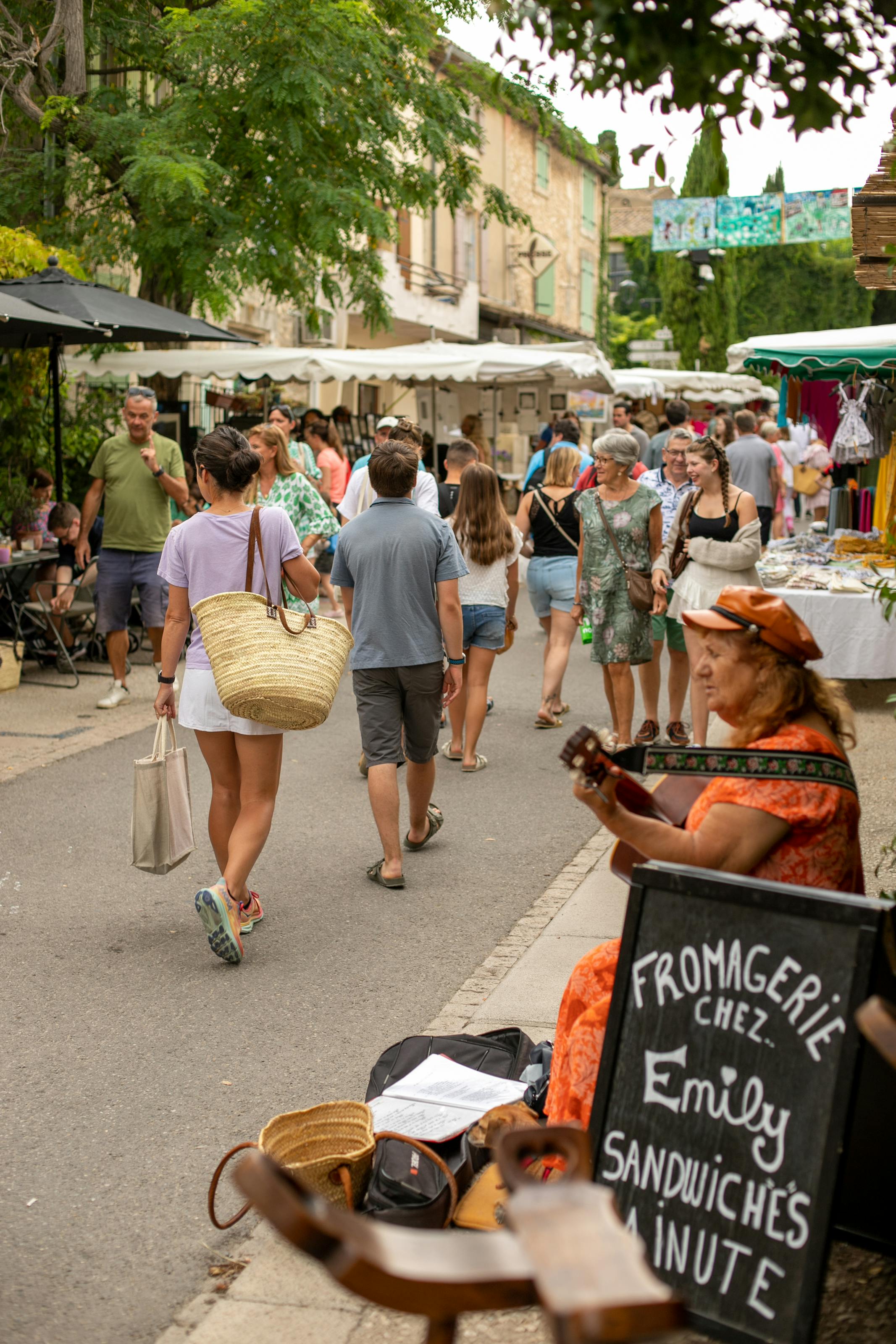 Marché animé d'un village du sud de la France