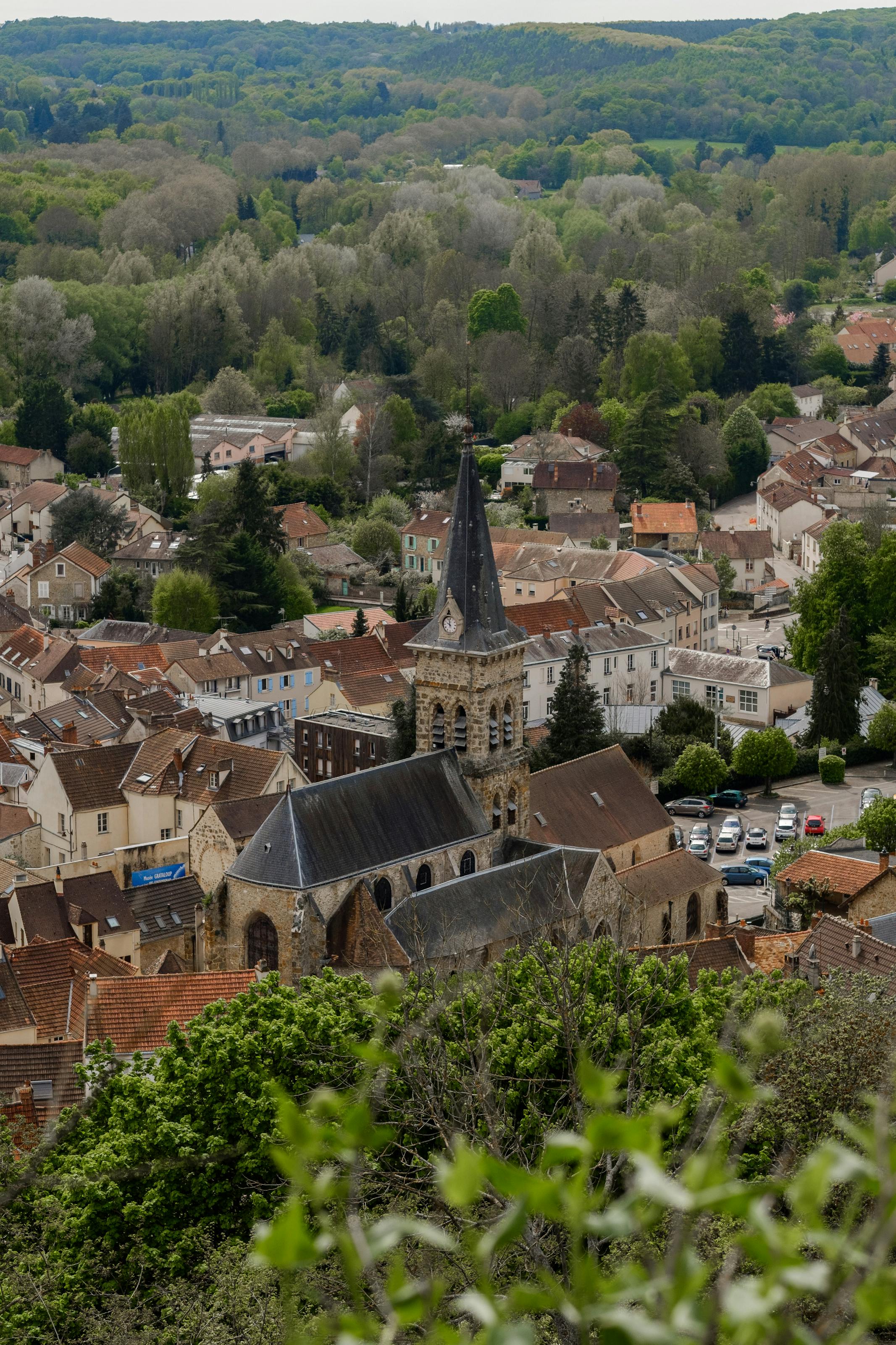 Village français pittoresque avec église historique