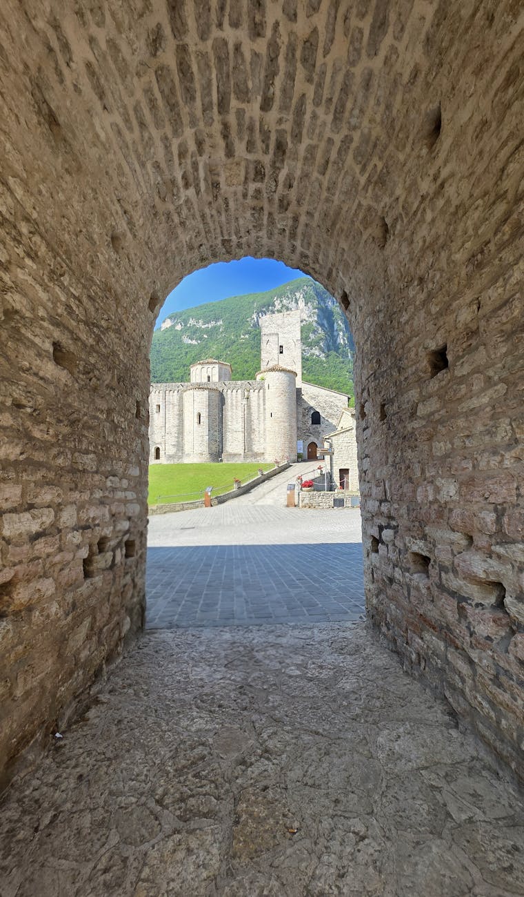 Château médiéval encadré par une arche de pierre