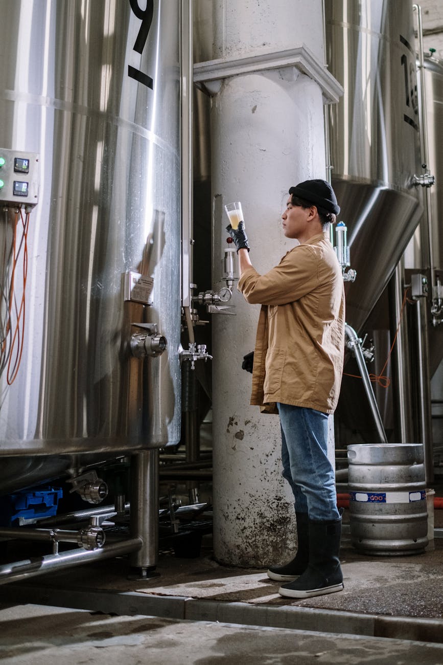 Brasseur travaillant sur les cuves de fermentation en brasserie
