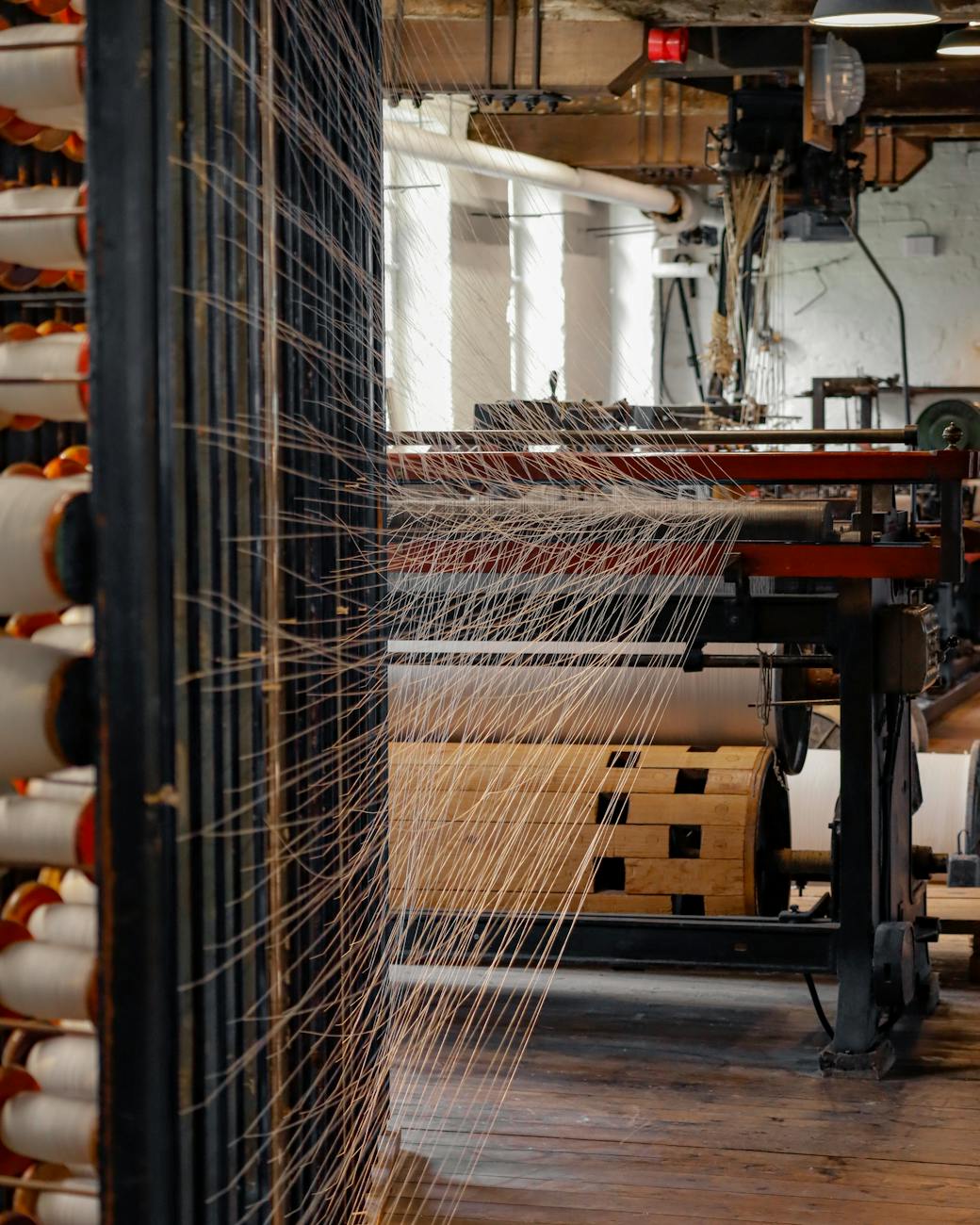 Vue intérieure d'une filature avec fils sur machinerie textile