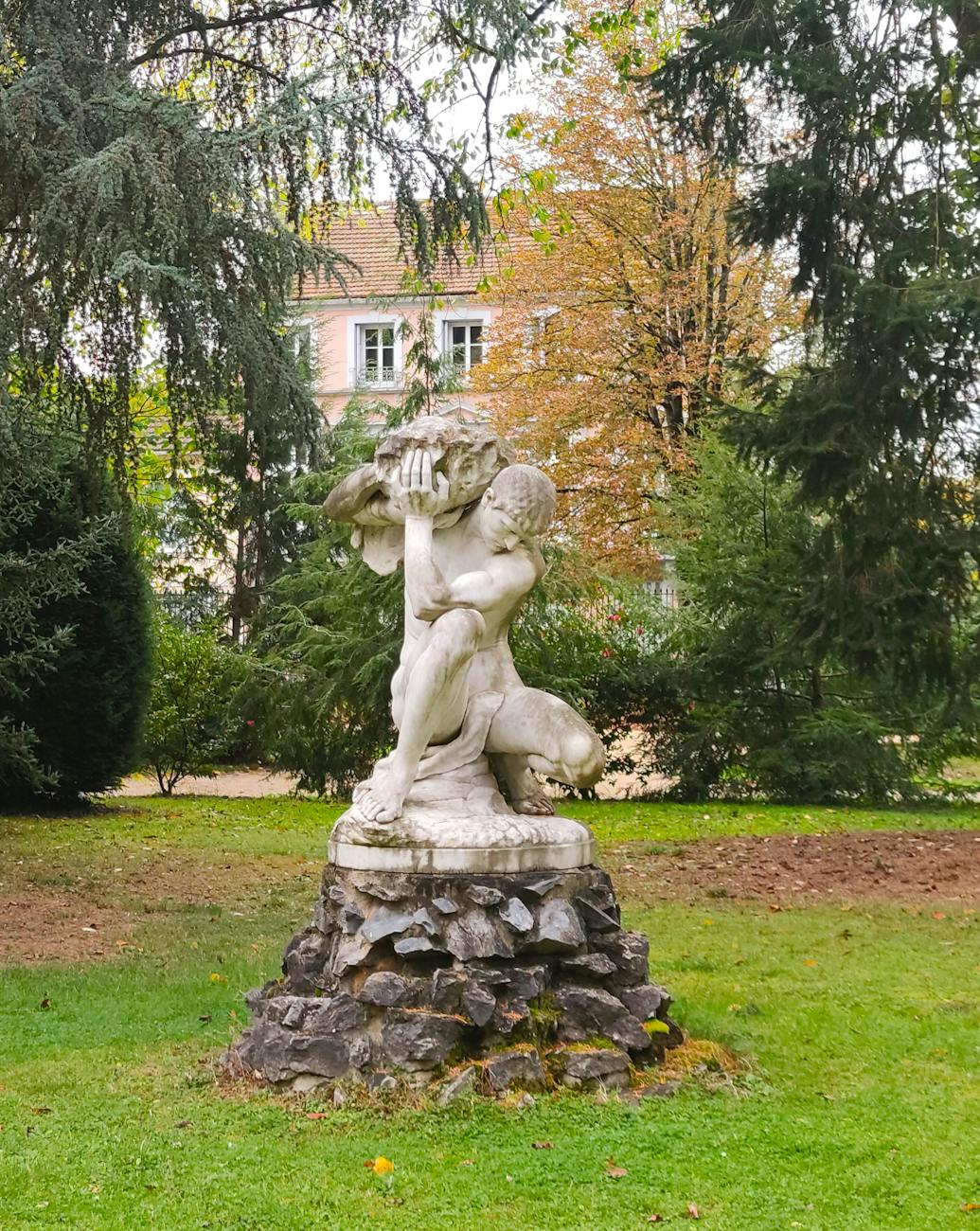 Statue classique dans un parc tarbais en automne