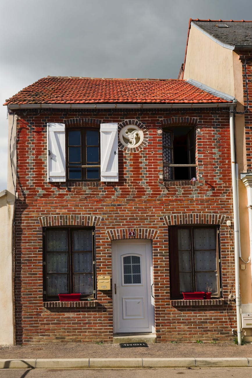 Façade en brique rouge d'une maison française
