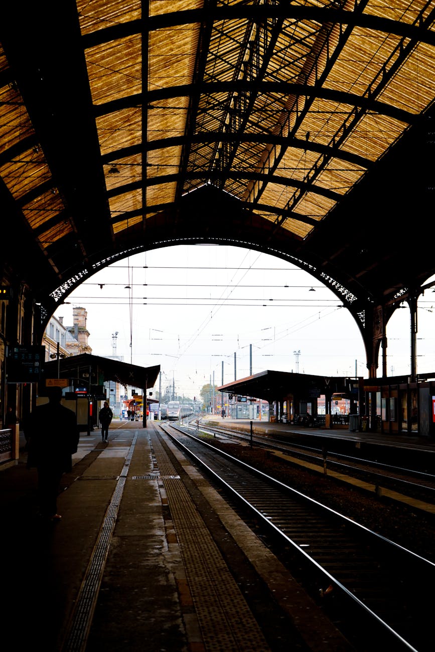 Quai de gare avec verrière et voies