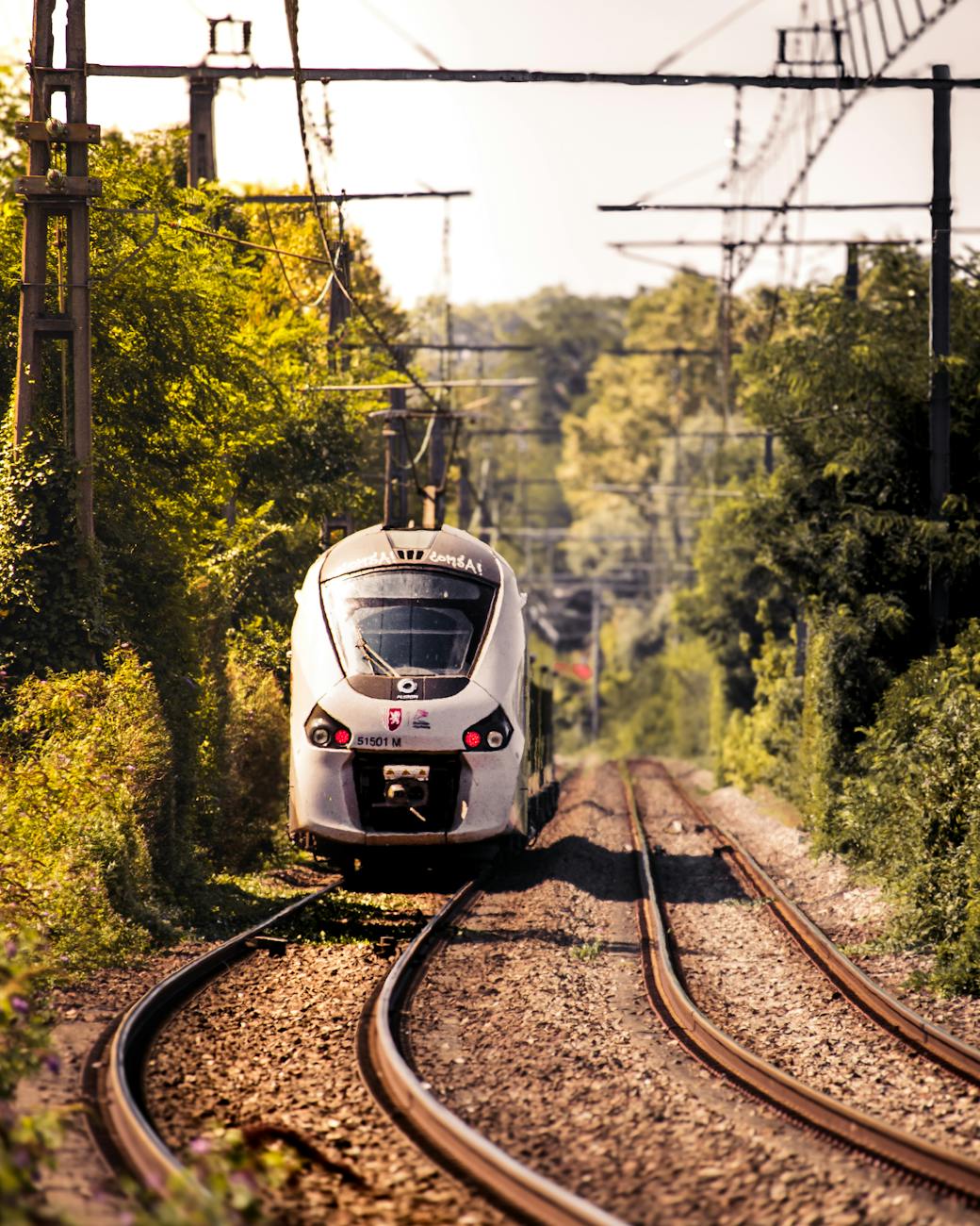 Train à grande vitesse traversant la campagne française