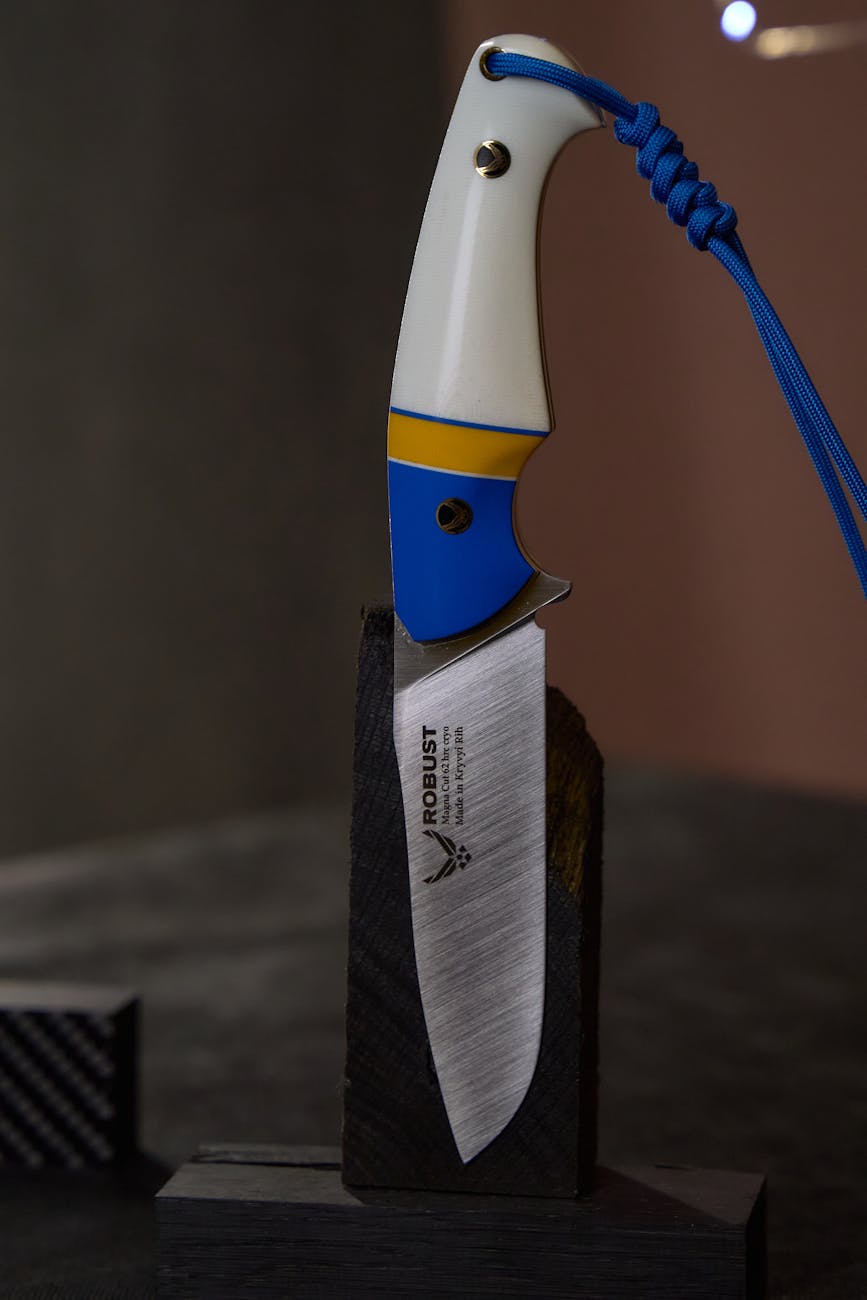 Couteau personnalisé avec manche bleu et jaune et lame travaillée