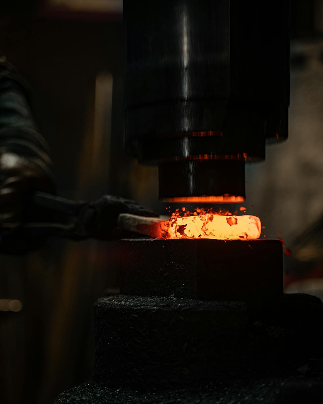 Fer chauffé au rouge sous une presse hydraulique de forge