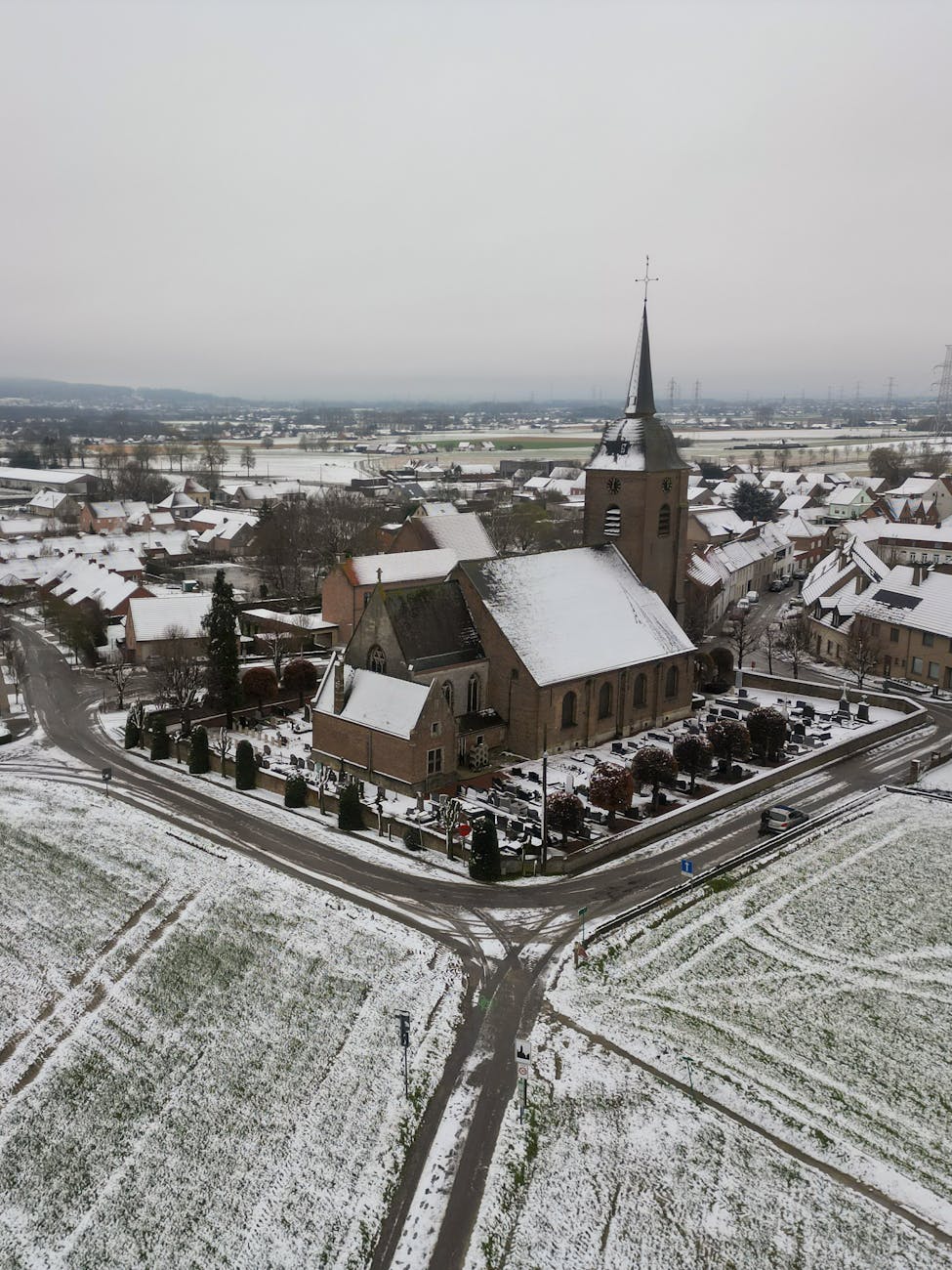 Vue aérienne d'une église enneigée dans une ville de Lorraine
