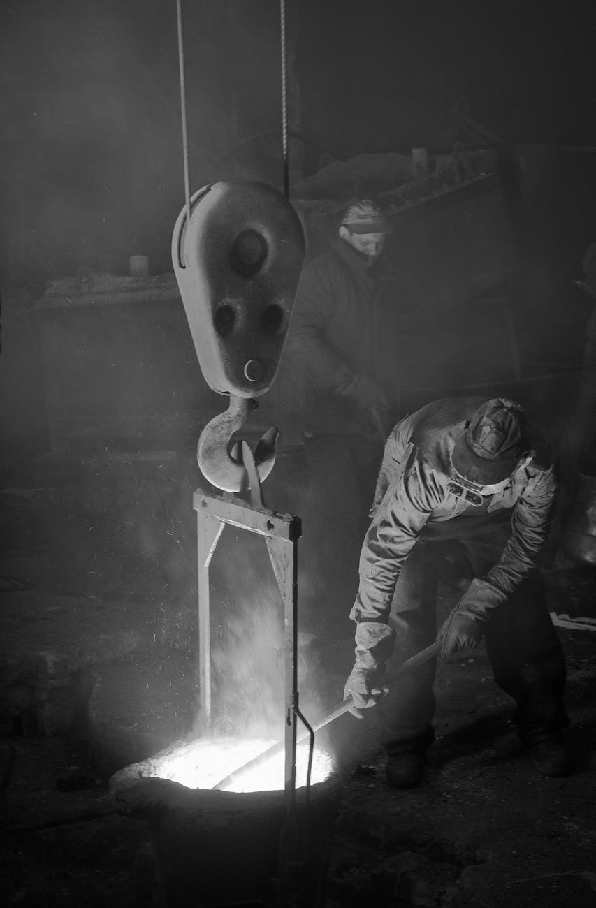Ouvriers dans une aciérie en noir et blanc