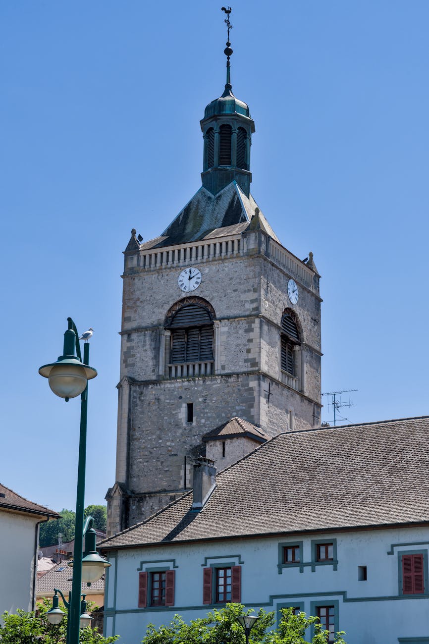Clocher en pierre avec horloge à Évian-les-Bains sous un ciel bleu